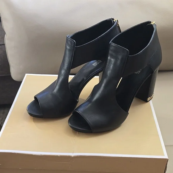 Michael Kors leather black  shoes, size 7.5M, pre-owned - Picture 8 of 10